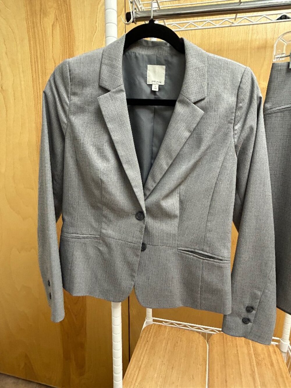 Halogen light grey lightweight skirt suit (blazer size 6, skirt size 4)
